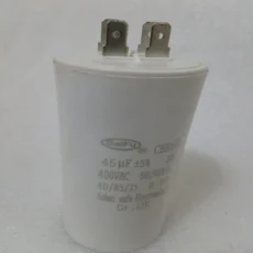 Capacitor dual CBB60 de 45 µF por 400V para refrigeración. Se utiliza en circuitos eléctricos de motores de 220V de alimentación para trabajar sobre la bobina de marcha del motor. En el caso de equipos de aire acondicionado y/o refrigeración se utiliza según el motor diseñado por el fabricante, en aires acondicionados normalmente se encuentra uno en el moto compresor y otro en el motor del forzador de la unidad exterior, este capacitor dual CBB60 de 45 µF por 400V se utiliza en moto compresores de refrigerante R22 o R410a en equipos de 3000 o 4500 frigorías de cualquier marca o modelo. Características nominales Tensión nominal: 400V Tensiones máximas de servicio permitidas: – Servicio continuo: 440V – 8 hs/día: 480V – 30 min/día: 510V – 5 min (200 veces en la vida del capacitor): 530V – 1 min (200 veces en la vida del capacitor): 570V – Sobretensión de maniobra admitida (pico): 1200V Frecuencia nominal: 50Hz. Tensión de prueba: – Entre terminales (2 seg.) 800Vca. – Entre terminales y envase (10 seg): 3000Vca. Tolerancia en capacidad: -5/+15%. Rango de temperatura ambiente: -25/+50’C. Temp. máx. en la superficie del capacitor: 60°C. Pérdidas dieléctricas:
